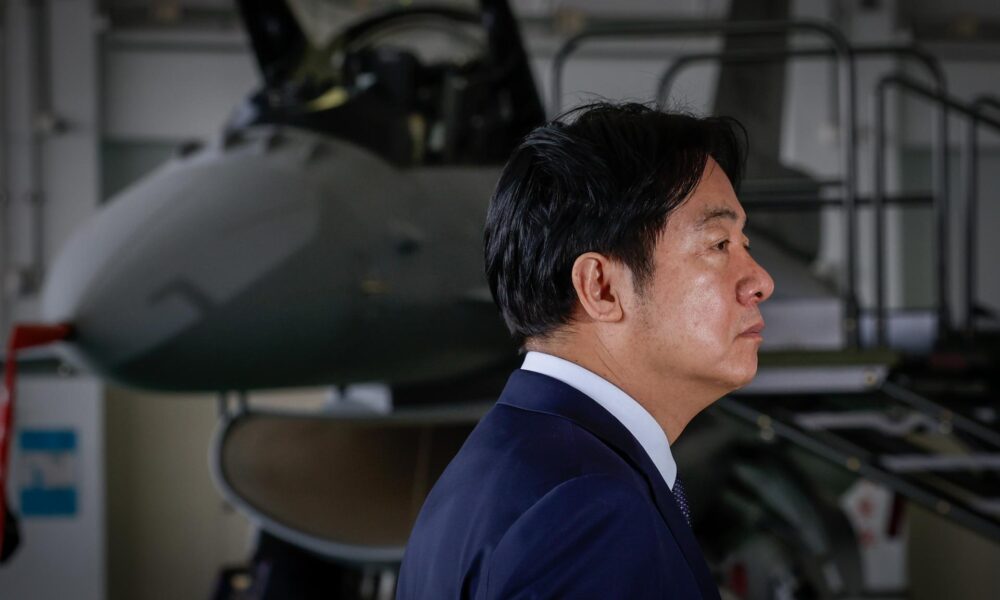 El presidente taiwanés, William Lai, inspecciona un avión de combate F-16 durante su visita a una base aérea en Taitung, en el sureste de Taiwán, el 21 de enero de 2025. EFE/EPA/RITCHIE B. TONGO