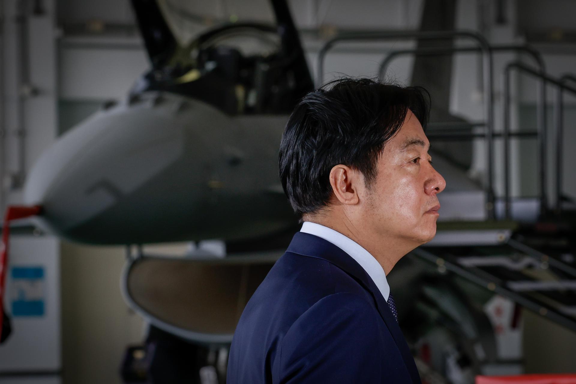 El presidente taiwanés, William Lai, inspecciona un avión de combate F-16 durante su visita a una base aérea en Taitung, en el sureste de Taiwán, el 21 de enero de 2025. EFE/EPA/RITCHIE B. TONGO