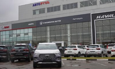 Fotografía de archivo en donde autos de Chery se exhiben frente a las tiendas de marcas de automóviles chinas. EFE/MAXIM SHIPENKOV