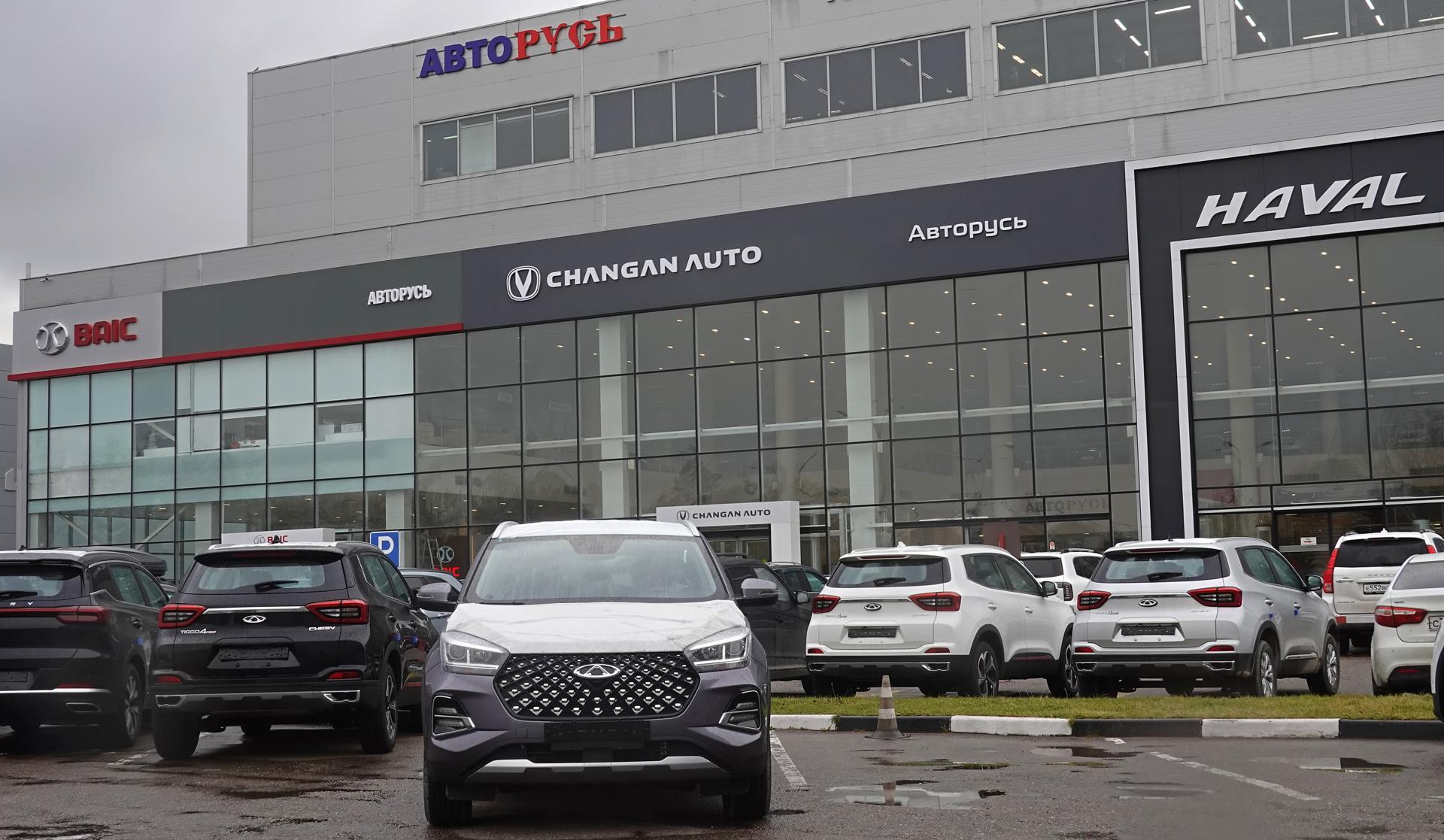 Fotografía de archivo en donde autos de Chery se exhiben frente a las tiendas de marcas de automóviles chinas. EFE/MAXIM SHIPENKOV