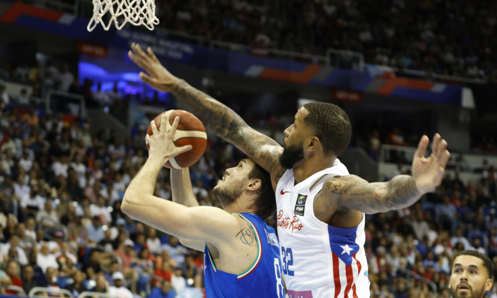 El italiano Danilo Gallinari (i) entra a canasta ante on Christopher Ortiz, de Puerto Rico, durante el Torneo de Clasificación Olímpica FIBA disputado en julio en San José (Costa Rica). EFE/ Thais Llorca