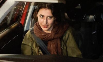 La periodista italiana Cecilia Sala observa desde el interior de un automóvil durante su regreso a su casa en Roma, el 8 de enero de 2025. EFE/EPA/FABIO FRUSTACI