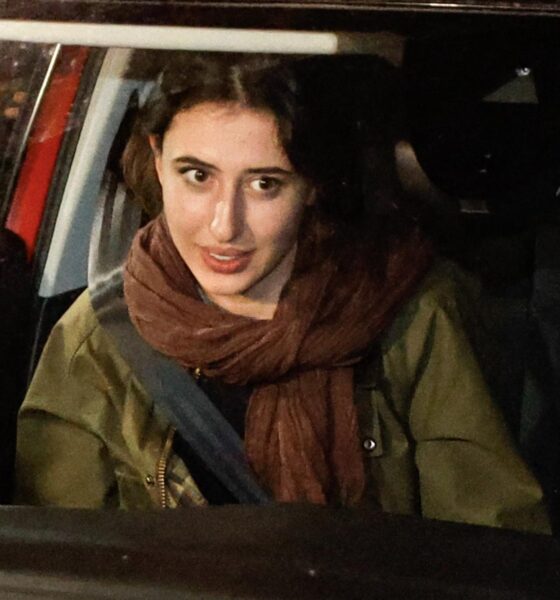 La periodista italiana Cecilia Sala observa desde el interior de un automóvil durante su regreso a su casa en Roma, el 8 de enero de 2025. EFE/EPA/FABIO FRUSTACI