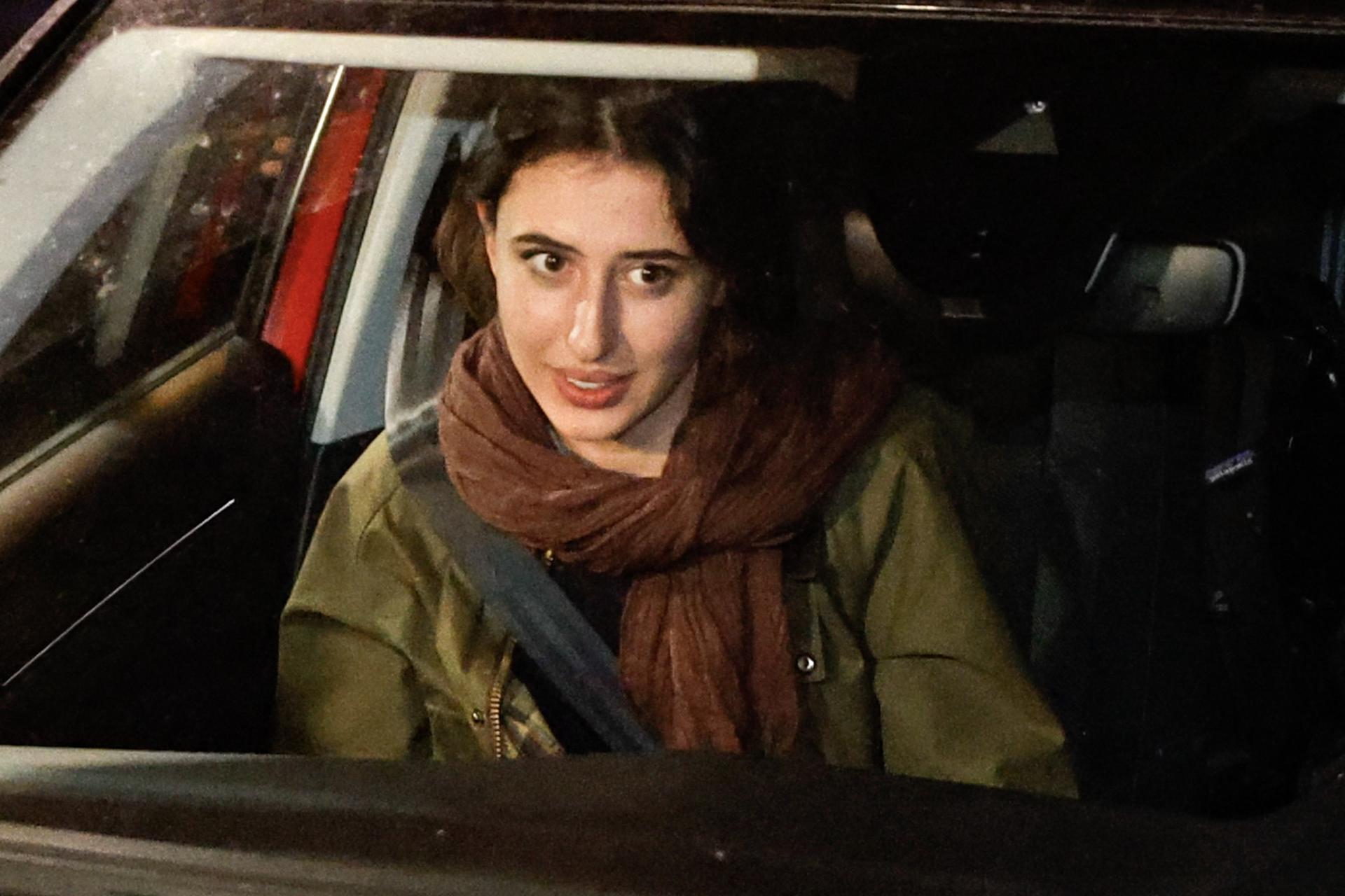 La periodista italiana Cecilia Sala observa desde el interior de un automóvil durante su regreso a su casa en Roma, el 8 de enero de 2025. EFE/EPA/FABIO FRUSTACI