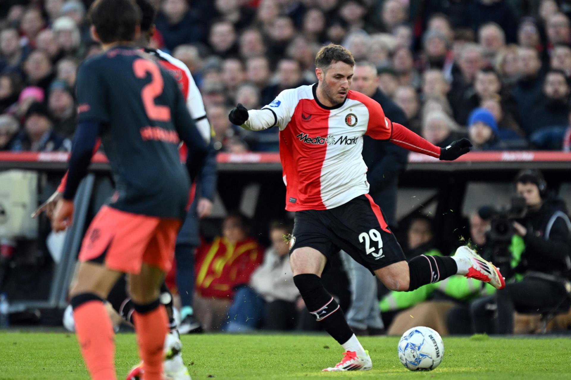 El mexicano Santi Giménez, del Feyenoord, en acción durante el partido de la Eredivisie que han jugado Feyenoord Rotterdam y FC Utrecht en Rotterdam, Países Bajos. EFE/EPA/Olaf Kraak