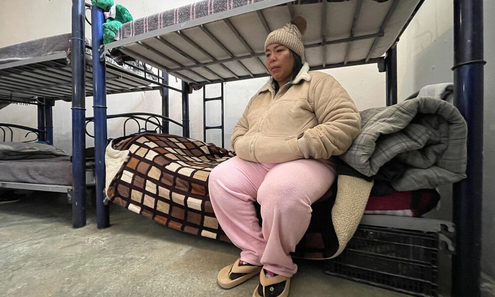 La migrante colombiana Margelis Tinoco permanece en el albergue 'El Buen Samaritano' este martes, en Ciudad Juárez Chihuahua (México). EFE/ Luis Torres