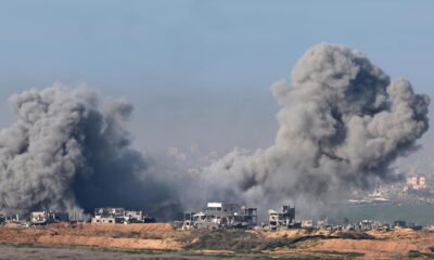 El humo se eleva sobre un conjunto de edificios destruidos en un ataque israelí en la ciudad de Beit Hanoun.