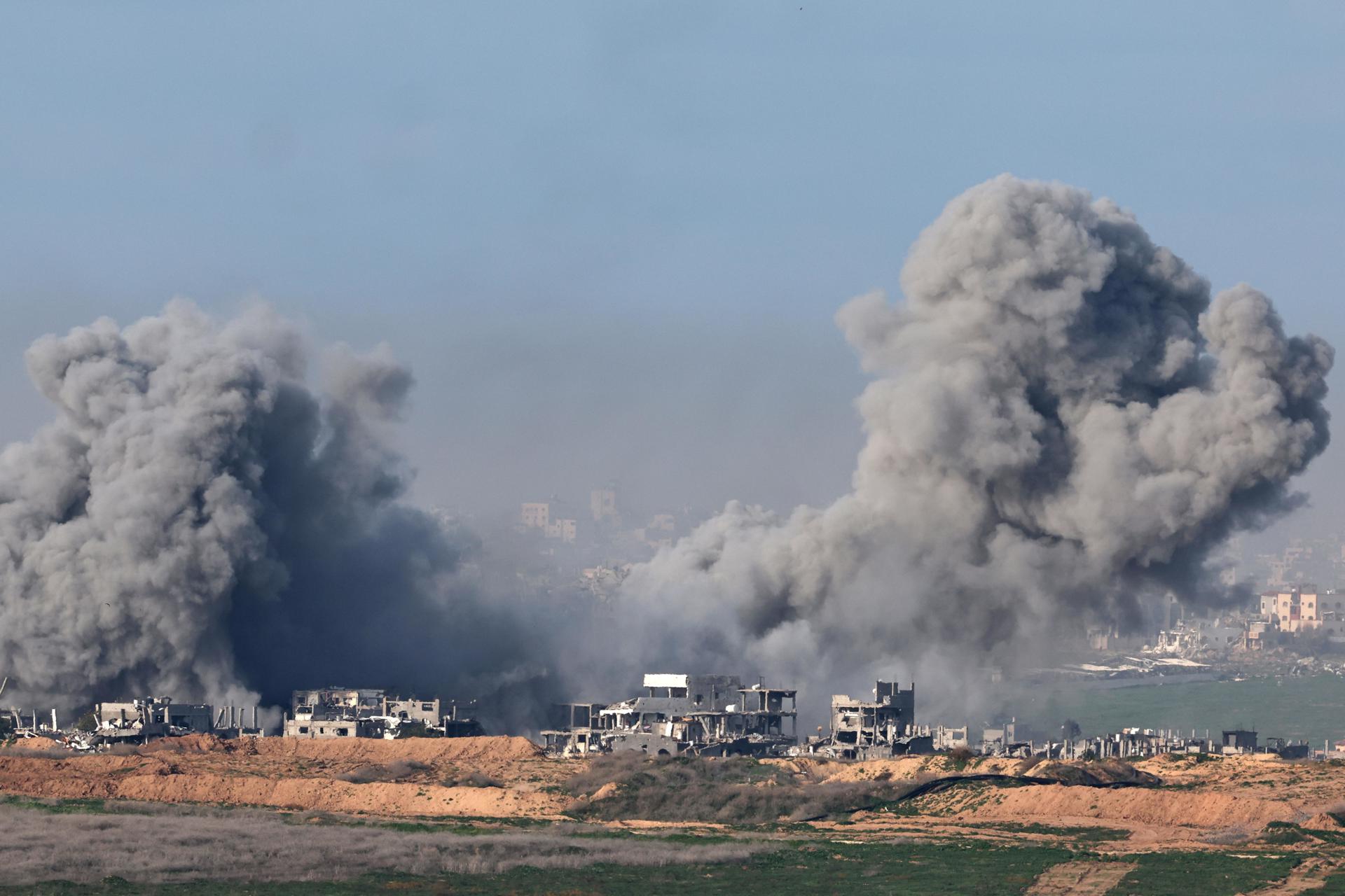 El humo se eleva sobre un conjunto de edificios destruidos en un ataque israelí en la ciudad de Beit Hanoun.