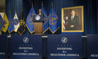 Fotografía del 14 de enero de 2025 cedida por el Departamento de Salud y Servicios Humanos (HHS) estadounidense, de su secretario Xavier Becerra, hablando junto a su retrato oficial en el Gran Salón del edificio Hubert H. Humphrey en Washington (Estados Unidos). EFE/ Amy Rossetti / Departamento de Salud y Servicios Humanos