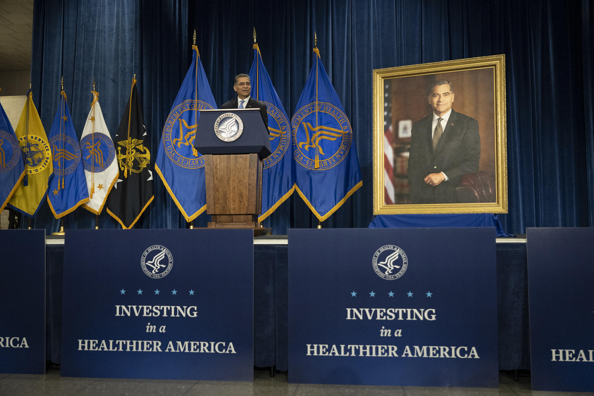 Fotografía del 14 de enero de 2025 cedida por el Departamento de Salud y Servicios Humanos (HHS) estadounidense, de su secretario Xavier Becerra, hablando junto a su retrato oficial en el Gran Salón del edificio Hubert H. Humphrey en Washington (Estados Unidos). EFE/ Amy Rossetti / Departamento de Salud y Servicios Humanos