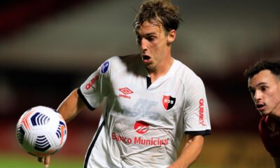 Fotografía de archivo en la que se registró al centrocampista argentino Jerónimo Cacciabue (i), al actuar para el club rosarino de fútbol Newell's Old Boys. EFE/Weimer Carvalho