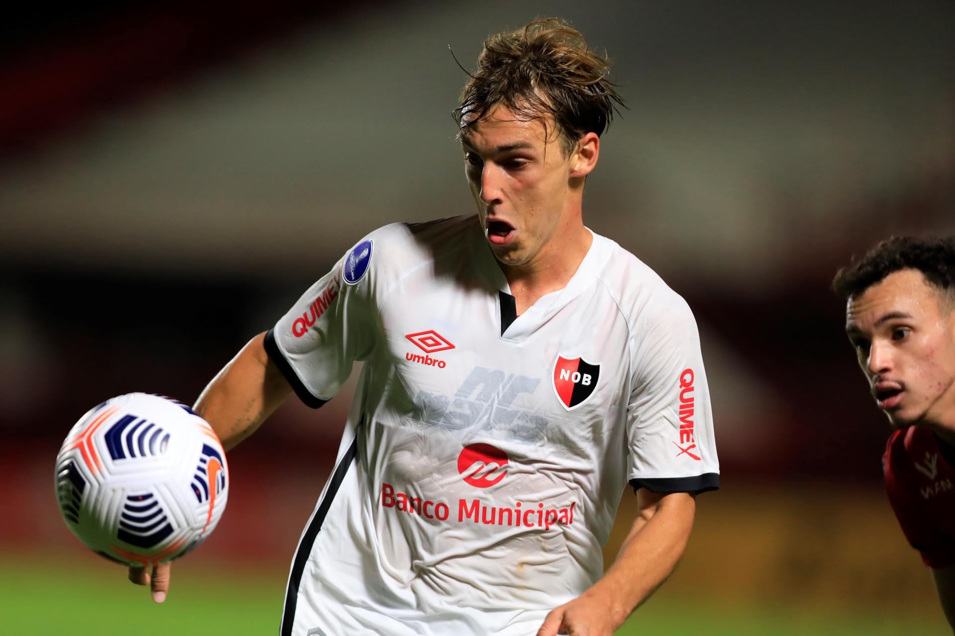 Fotografía de archivo en la que se registró al centrocampista argentino Jerónimo Cacciabue (i), al actuar para el club rosarino de fútbol Newell's Old Boys. EFE/Weimer Carvalho