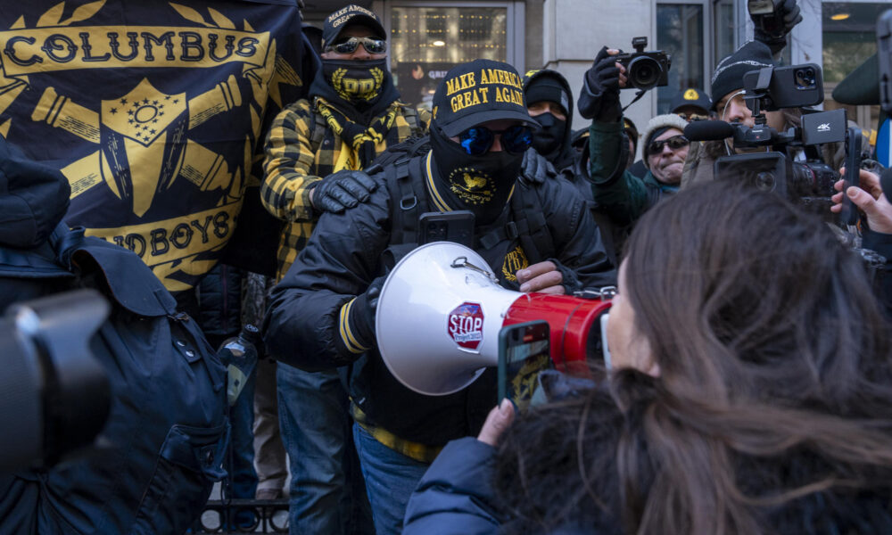 Integrantes de la organización Proud Boys enfrentan a una mujer opositora durante la investidura del presidente de los Estados Unidos, Donald Trump, este lunes, cerca al Capitolio en Washington (EE.UU.). EFE/ Ángel Colmenares