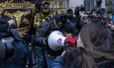 Integrantes de la organización Proud Boys enfrentan a una mujer opositora durante la investidura del presidente de los Estados Unidos, Donald Trump, este lunes, cerca al Capitolio en Washington (EE.UU.). EFE/ Ángel Colmenares