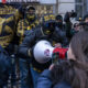 Integrantes de la organización Proud Boys enfrentan a una mujer opositora durante la investidura del presidente de los Estados Unidos, Donald Trump, este lunes, cerca al Capitolio en Washington (EE.UU.). EFE/ Ángel Colmenares