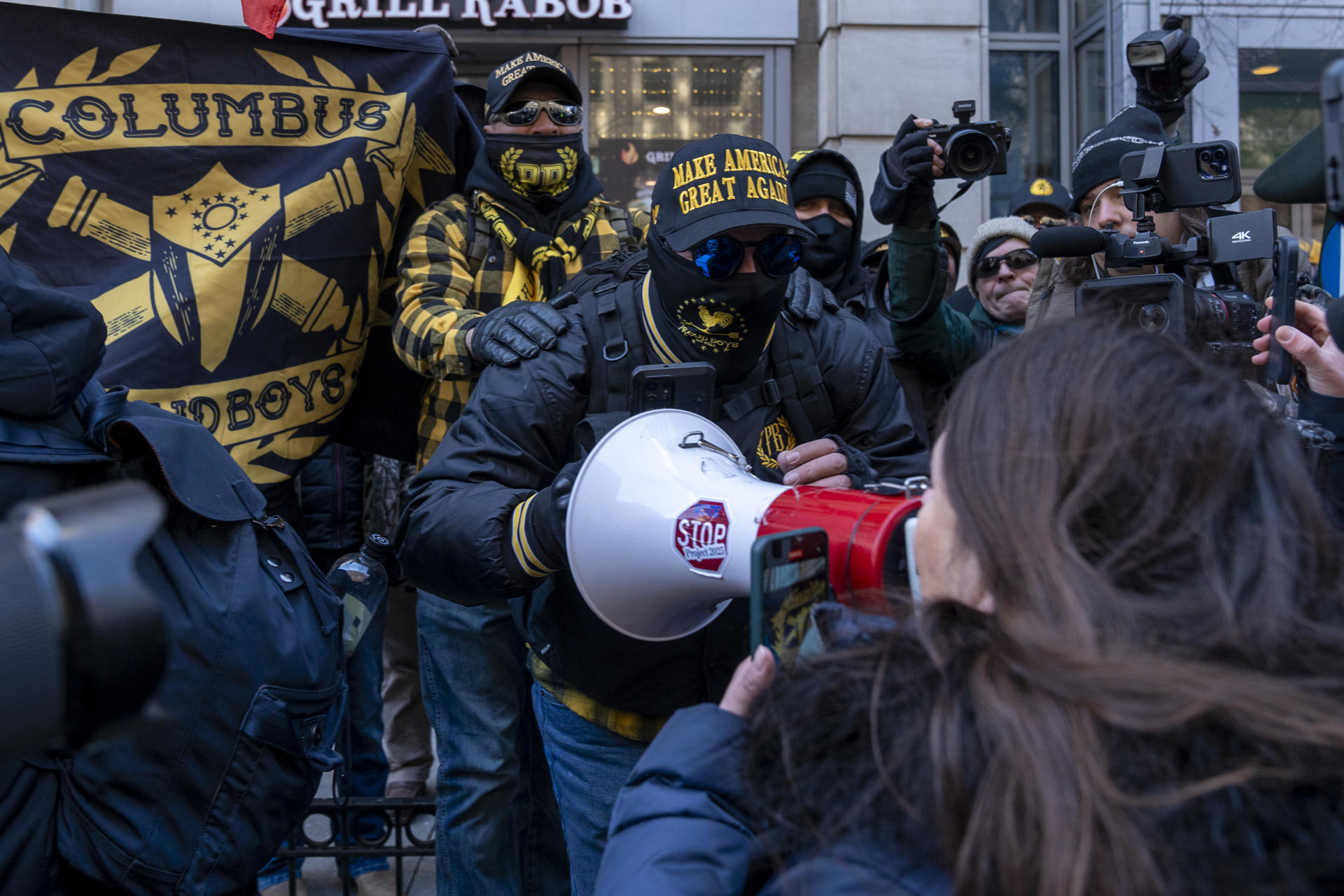 Integrantes de la organización Proud Boys enfrentan a una mujer opositora durante la investidura del presidente de los Estados Unidos, Donald Trump, este lunes, cerca al Capitolio en Washington (EE.UU.). EFE/ Ángel Colmenares