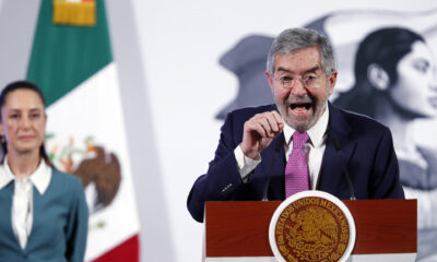 El canciller mexicano, Juan Ramón de la Fuente, habla durante una rueda de prensa este lunes, en el Palacio Nacional en la Ciudad de México (México). EFE/ Mario Guzmán