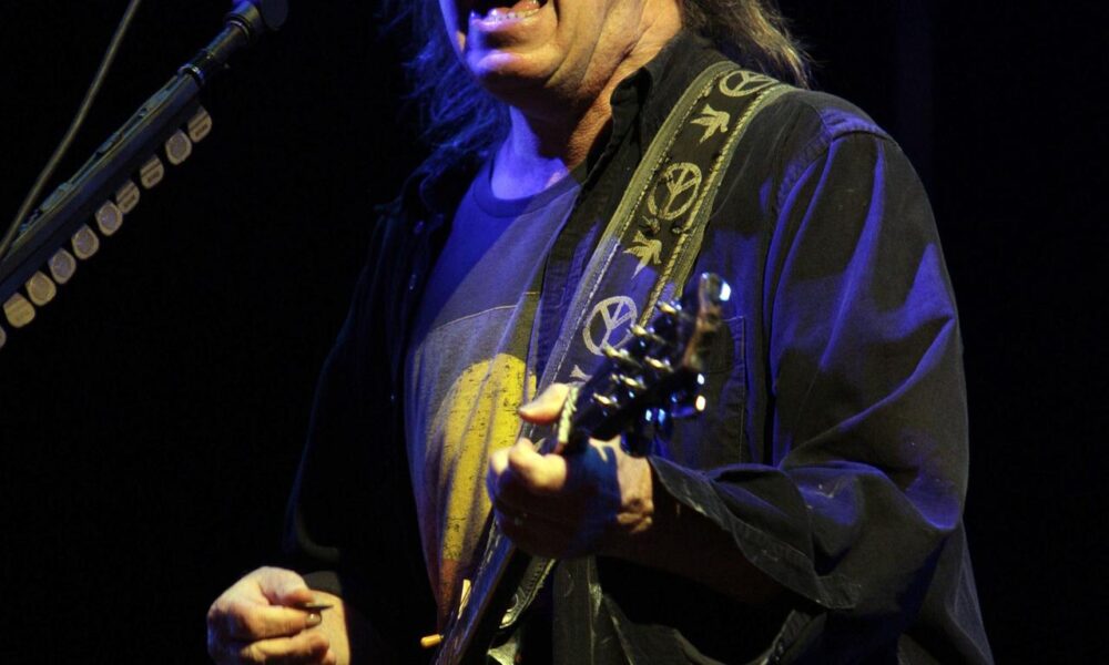 El cantante y compositor canadiense Neil Young se presenta en el escenario26 de junio de 2009, durante el Festival de Artes Escénicas Contemporaneas de Glastonbury en Somerset (Reino Unido). 
EPA/JONATHAN BRADY / PROHIBIDO SU USO EN IRLANDA Y EL REINO UNIDO[PROHIBIDO SU USO EN IRLANDA Y EL REINO UNIDO]