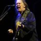 El cantante y compositor canadiense Neil Young se presenta en el escenario26 de junio de 2009, durante el Festival de Artes Escénicas Contemporaneas de Glastonbury en Somerset (Reino Unido). 
EPA/JONATHAN BRADY / PROHIBIDO SU USO EN IRLANDA Y EL REINO UNIDO[PROHIBIDO SU USO EN IRLANDA Y EL REINO UNIDO]