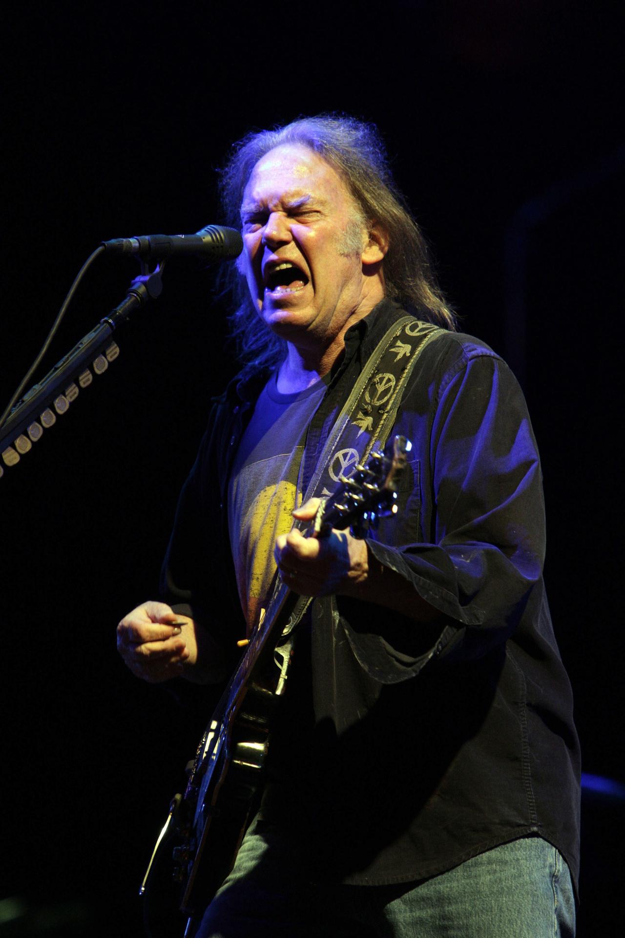 El cantante y compositor canadiense Neil Young se presenta en el escenario26 de junio de 2009, durante el Festival de Artes Escénicas Contemporaneas de Glastonbury en Somerset (Reino Unido). 
EPA/JONATHAN BRADY / PROHIBIDO SU USO EN IRLANDA Y EL REINO UNIDO[PROHIBIDO SU USO EN IRLANDA Y EL REINO UNIDO]