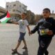 Foto de archivo de unos niños que muestran banderas palestinas en Hebrón, Cisjordania. EFE/ABED AL HASHLAMOUN