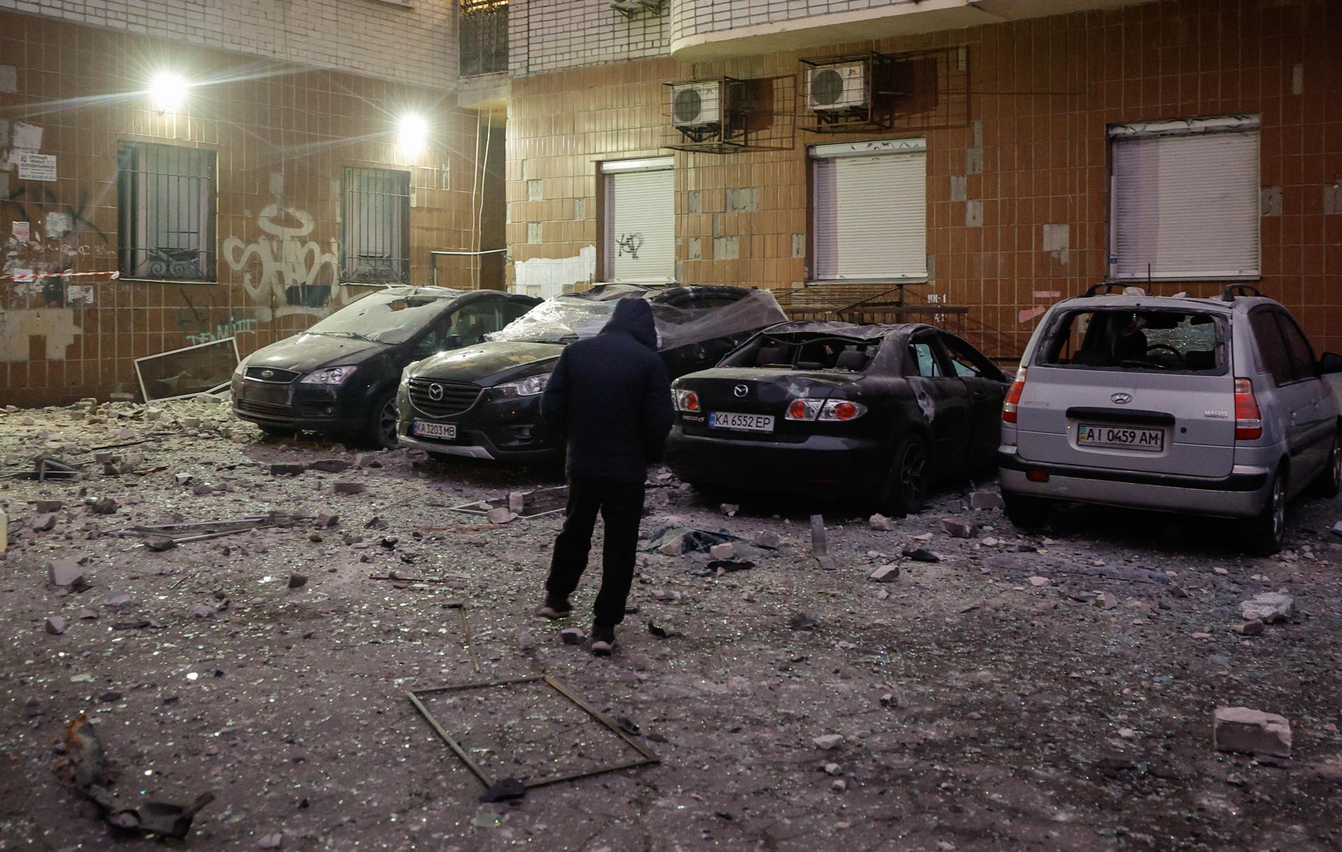 Daños por el ataque de drones en una calle de Kiev el 10 de enero. EFE/EPA/SERGEY DOLZHENKO