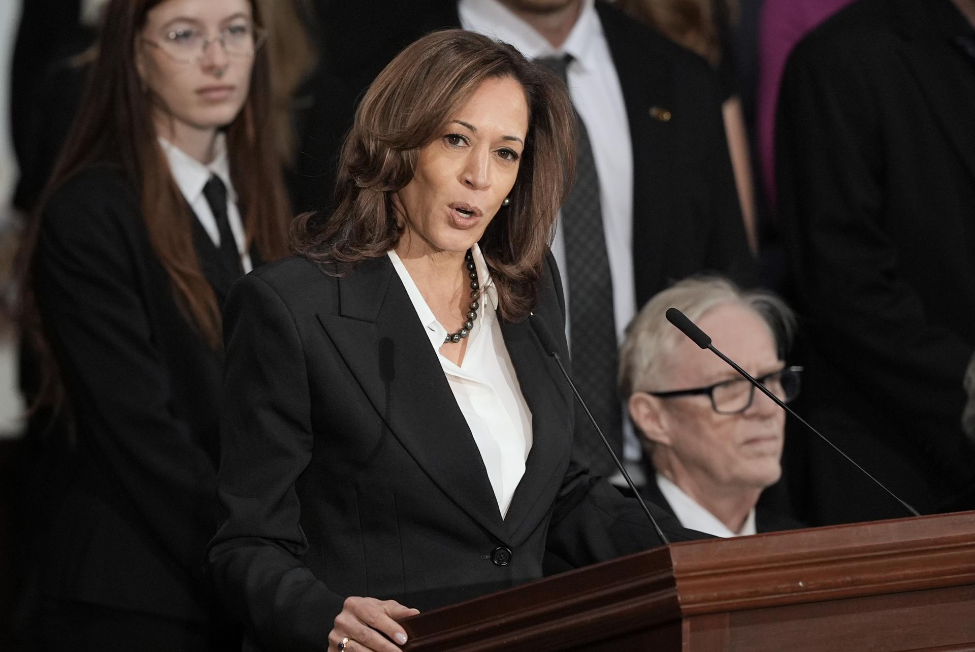 La Vicepresidenta de EE. UU., Kamala Harris, habla durante una ceremonia para el expresidente Jimmy Carter en Washington, DC, Estados Unidos, 7 de enero de 2025. EFE/J. SCOTT APPLEWHITE / POOL