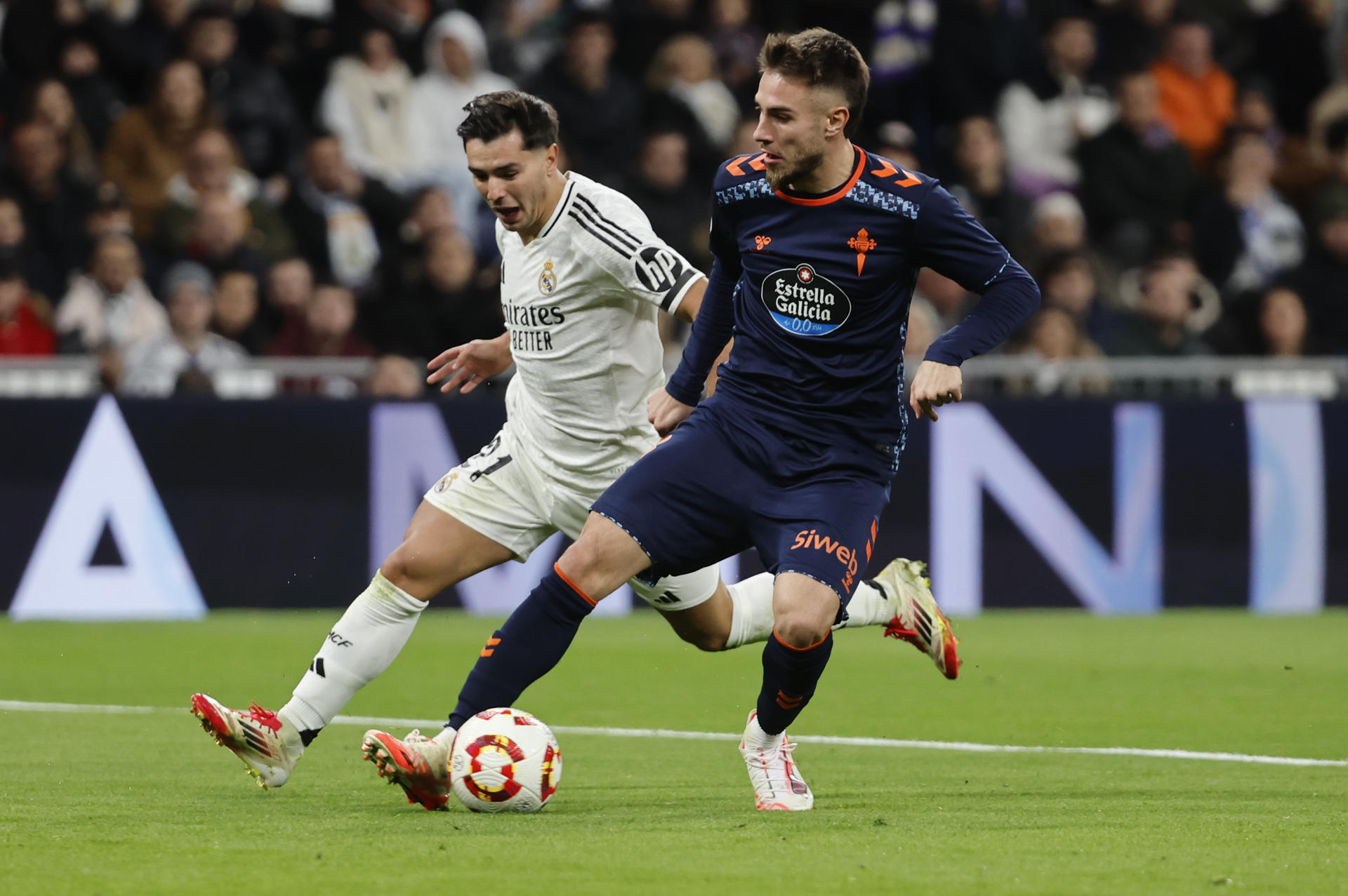 Óscar Mingueza, en el partido de este jueves ante el Real Madrid. EFE/Sergio Pérez