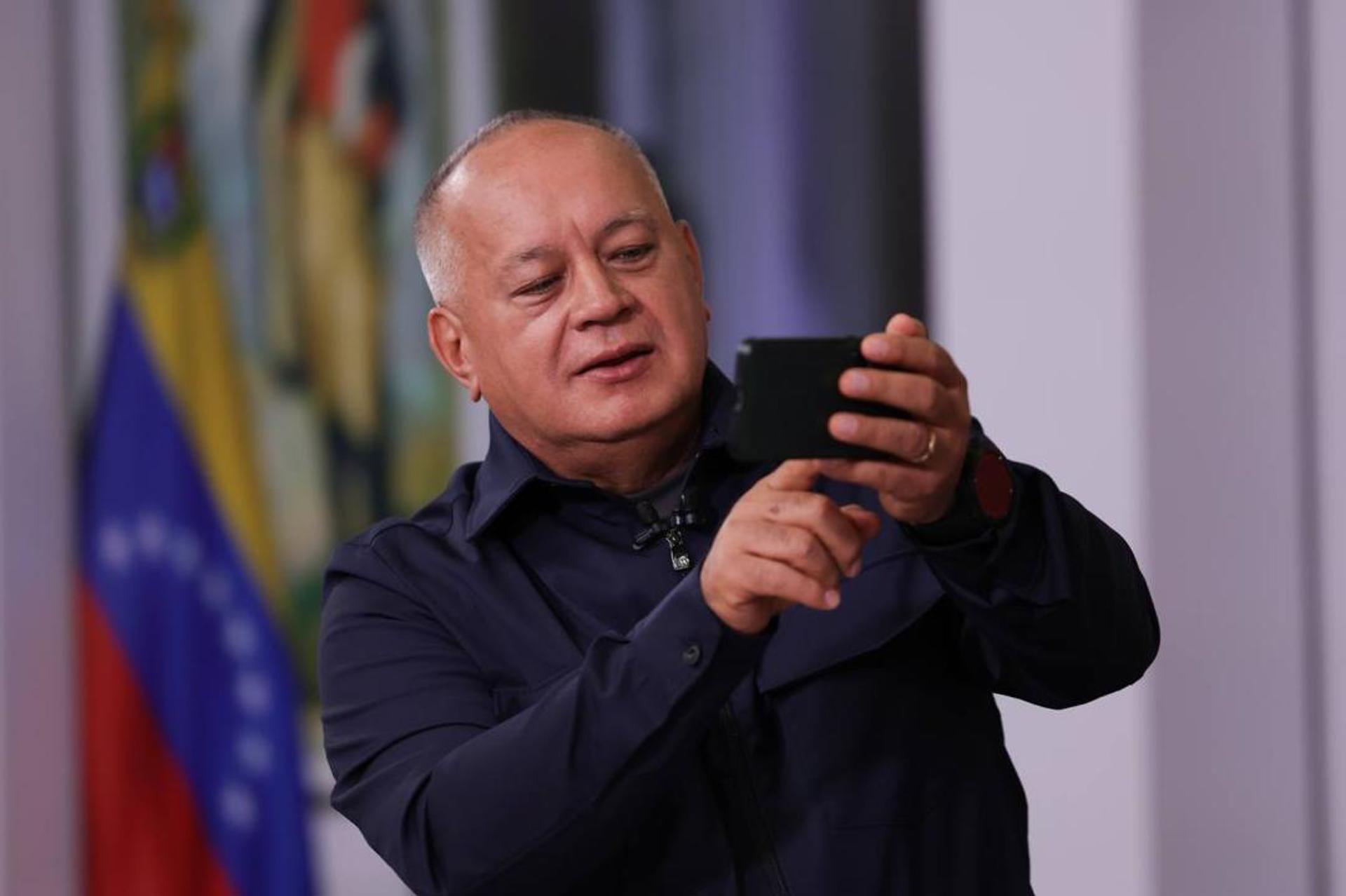 Fotografía cedida por prensa del Ministerio de Interior, Justicia y Paz, del ministro de esa cartera, Diosdado Cabello, en su programa de televisión 'Con el mazo dando', en Caracas (Venezuela). EFE/ Ministerio del Interior Justicia y Paz