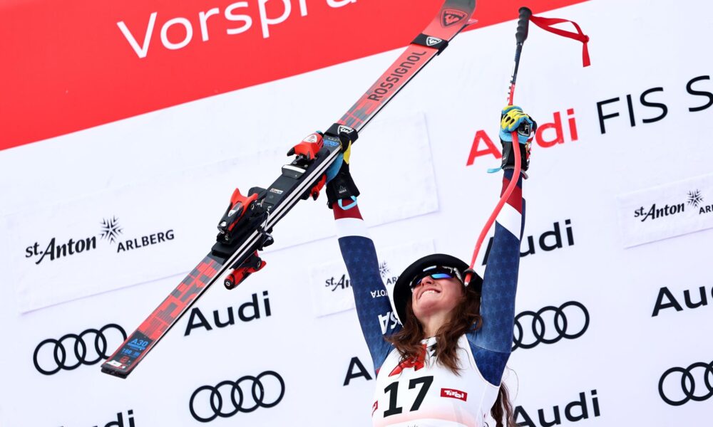 La esquiadora estadounidense Lauren Macuga de EE.UU posa en el podio después de la carrera de Super G femenino de la Copa del Mundo de Esquí Alpino de la FIS en St. Anton, Austria. EFE/EPA/ANNA SZILAGYI