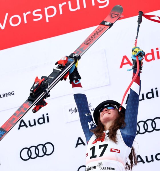 La esquiadora estadounidense Lauren Macuga de EE.UU posa en el podio después de la carrera de Super G femenino de la Copa del Mundo de Esquí Alpino de la FIS en St. Anton, Austria. EFE/EPA/ANNA SZILAGYI