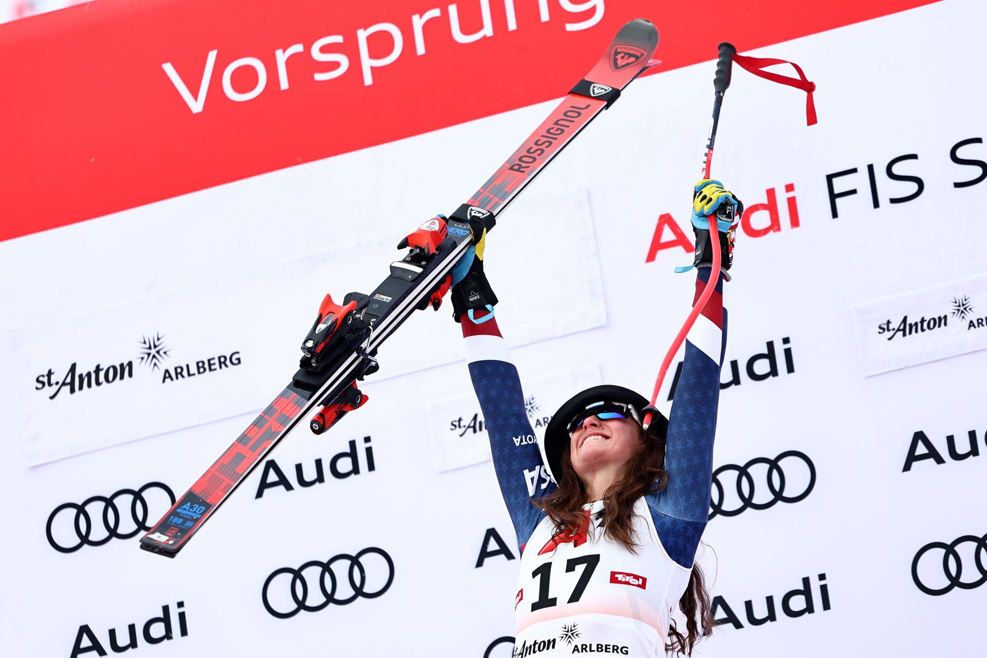 La esquiadora estadounidense Lauren Macuga de EE.UU posa en el podio después de la carrera de Super G femenino de la Copa del Mundo de Esquí Alpino de la FIS en St. Anton, Austria. EFE/EPA/ANNA SZILAGYI