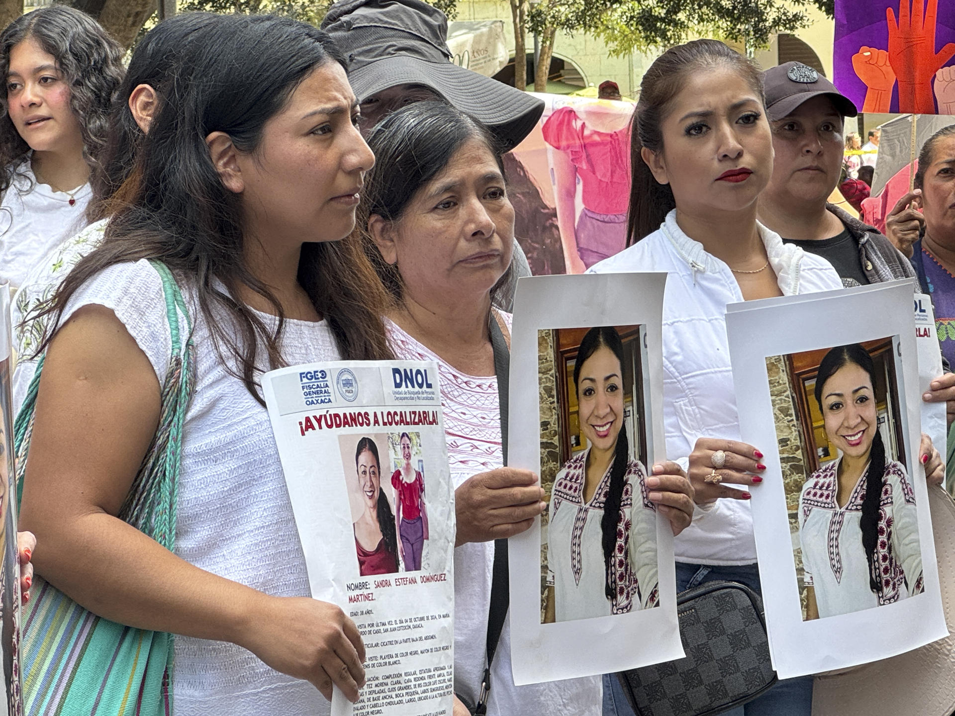 Imagen de archivo de familiares y amigos de la defensora de derechos humanos, Sandra Estefana Domínguez Martínez, desaparecida el 4 de octubre, se manifestaron para exigir su aparición con vida, en la ciudad de Oaxaca (México). EFE/Jesús Méndez