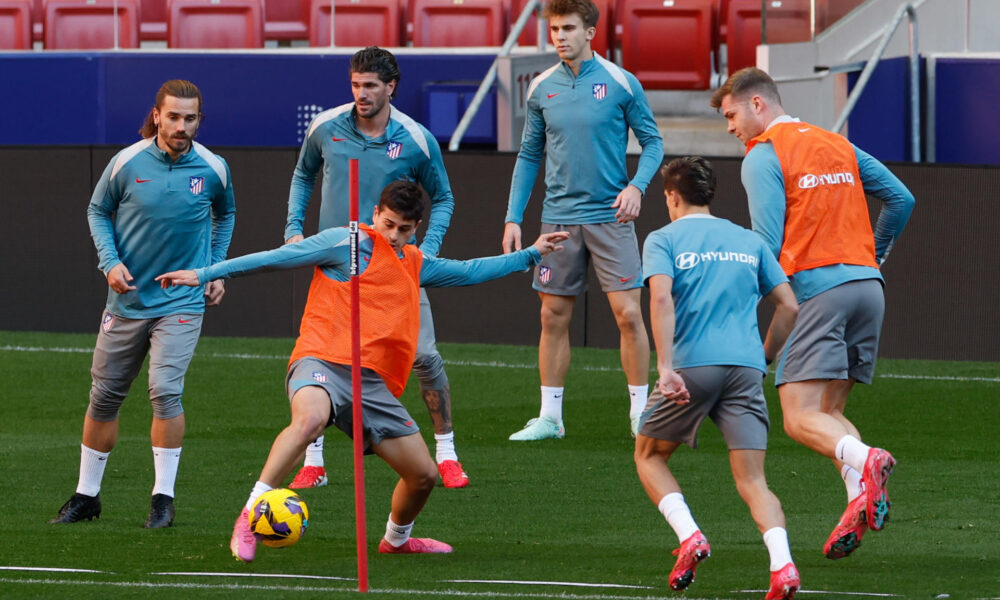 Los jugadores del Atlético, durante el entrenamiento. EFE/ Javier Lizón