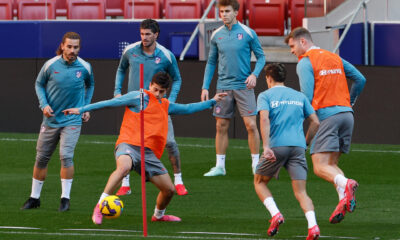 Los jugadores del Atlético, durante el entrenamiento. EFE/ Javier Lizón