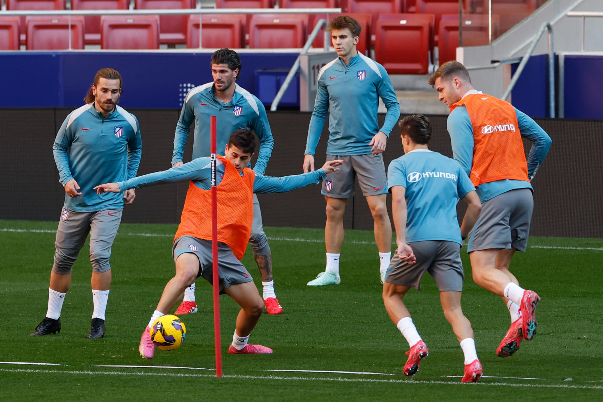 Los jugadores del Atlético, durante el entrenamiento. EFE/ Javier Lizón