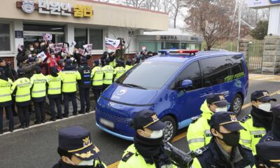 Un vehículo que transporta al presidente arrestado Yoon Suk-yeol sale del Centro de Detención de Seúl en camino al Tribunal Constitucional en la capital, en Uiwang, al sur de Seúl. EFE/EPA/YONHAP SOUTH