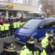 Un vehículo que transporta al presidente arrestado Yoon Suk-yeol sale del Centro de Detención de Seúl en camino al Tribunal Constitucional en la capital, en Uiwang, al sur de Seúl. EFE/EPA/YONHAP SOUTH