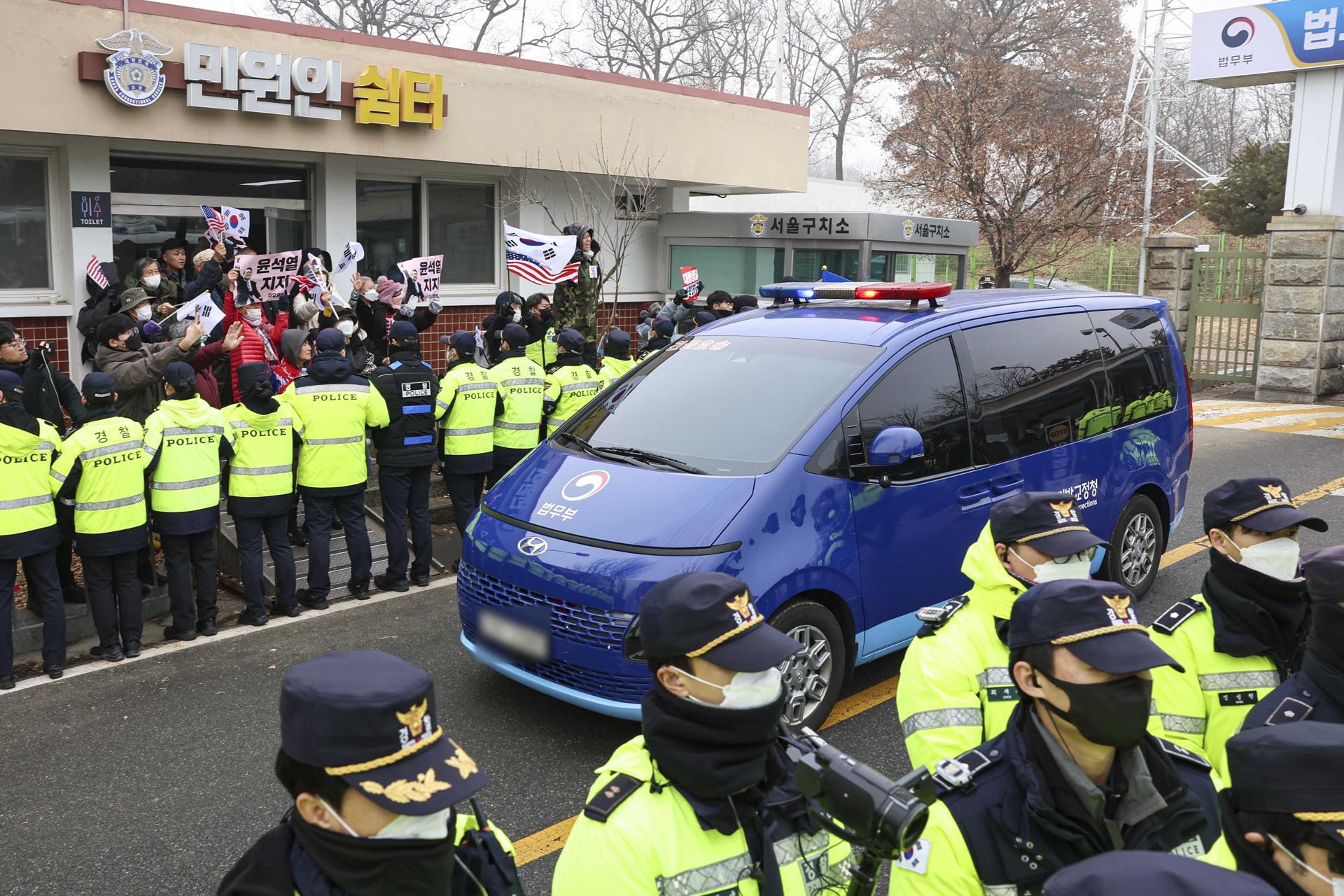 Un vehículo que transporta al presidente arrestado Yoon Suk-yeol sale del Centro de Detención de Seúl en camino al Tribunal Constitucional en la capital, en Uiwang, al sur de Seúl. EFE/EPA/YONHAP SOUTH