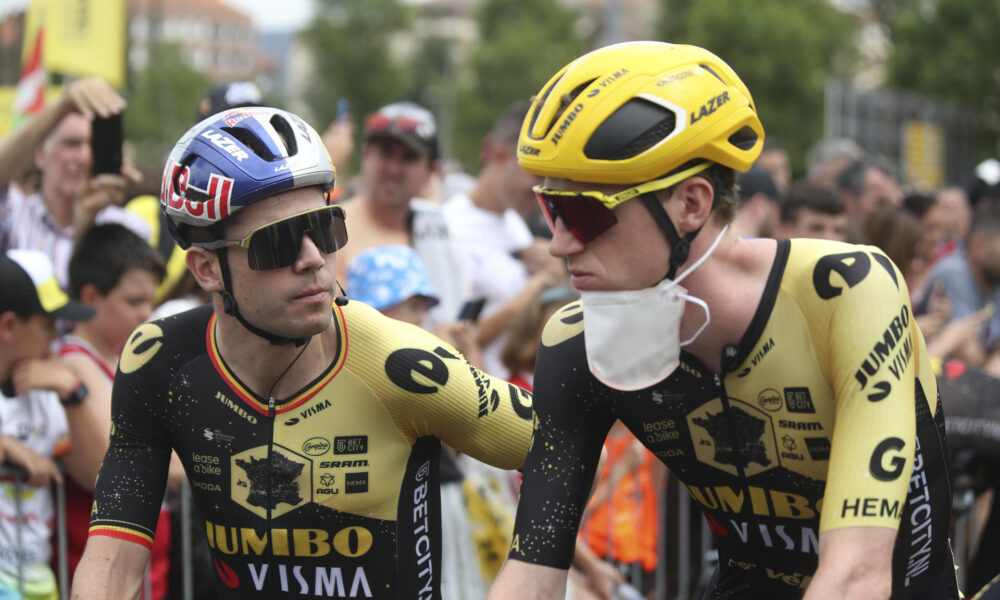 Imagen de archivo de los corredores del Jumbo-Visma Van Baarle (i) y Van Aert (d). EFE/Luis Tejido