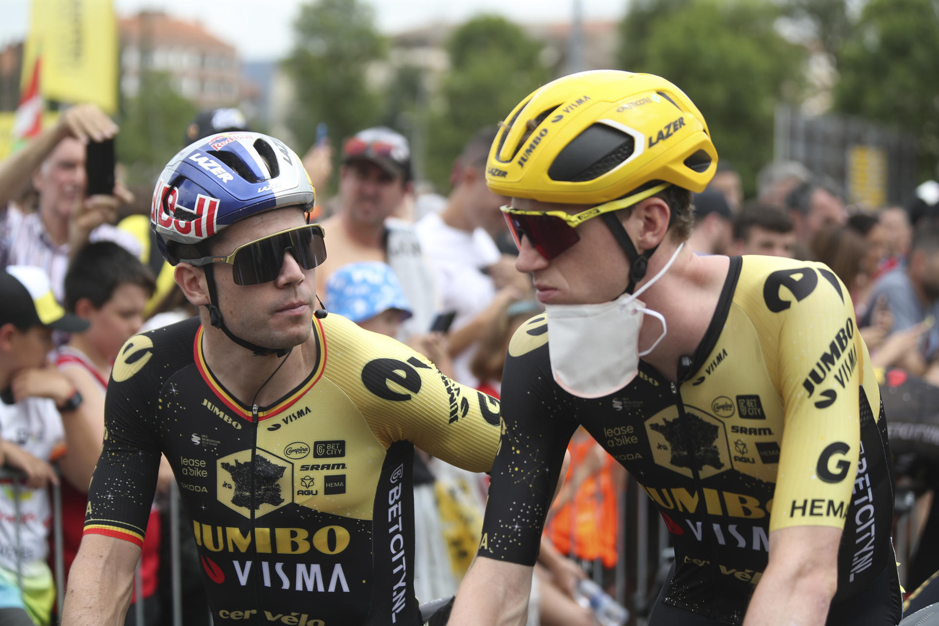 Imagen de archivo de los corredores del Jumbo-Visma Van Baarle (i) y Van Aert (d). EFE/Luis Tejido