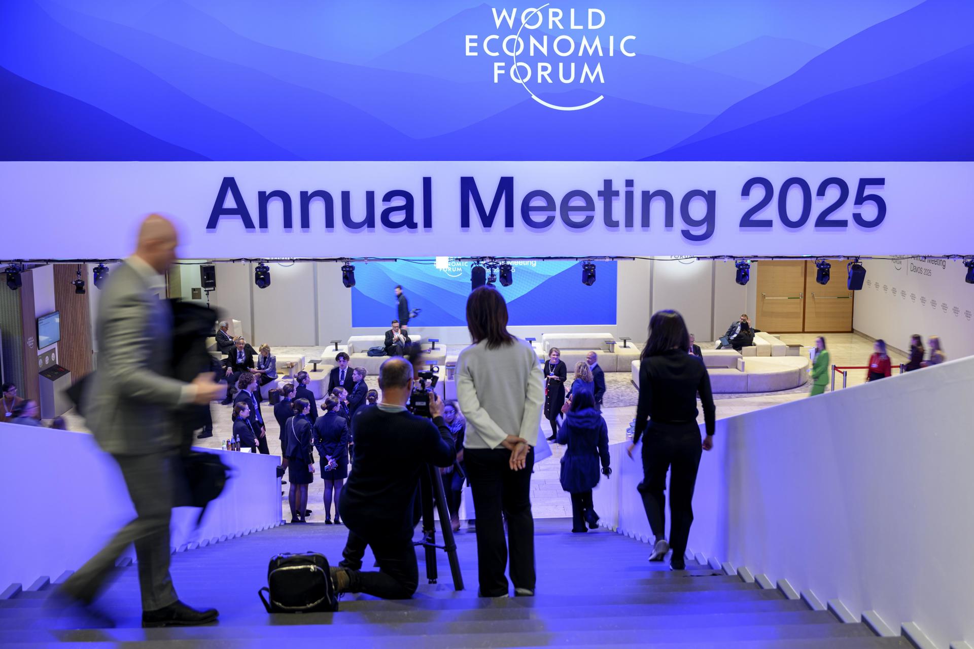 Participantes en el Congreso 55 del Foro Económico Mundial en Davos (Suiza) hoy 20 de enero de 2025. EFE/EPA/LAURENT GILLIERON