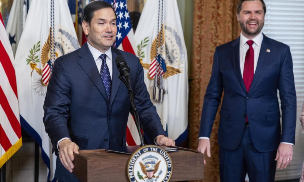 El Secretario de Estado de EE.UU. Marco Rubio (i) pronuncia un discurso después de ser investido por el Vicepresidente JD Vance (d) en la oficina ceremonial del Vicepresidente en Washington, DC, EE. UU., 21 de enero de 2025. EFE/SHAWN THEW / POOL