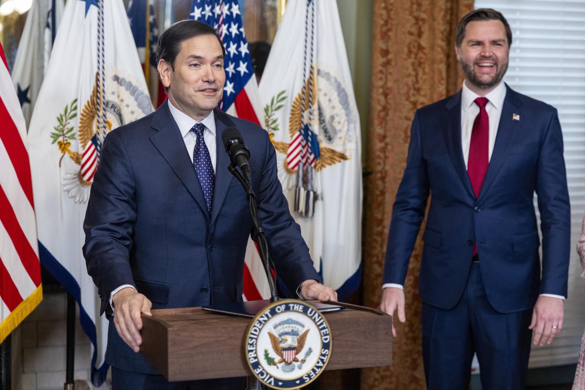 El Secretario de Estado de EE.UU. Marco Rubio (i) pronuncia un discurso después de ser investido por el Vicepresidente JD Vance (d) en la oficina ceremonial del Vicepresidente en Washington, DC, EE. UU., 21 de enero de 2025. EFE/SHAWN THEW / POOL