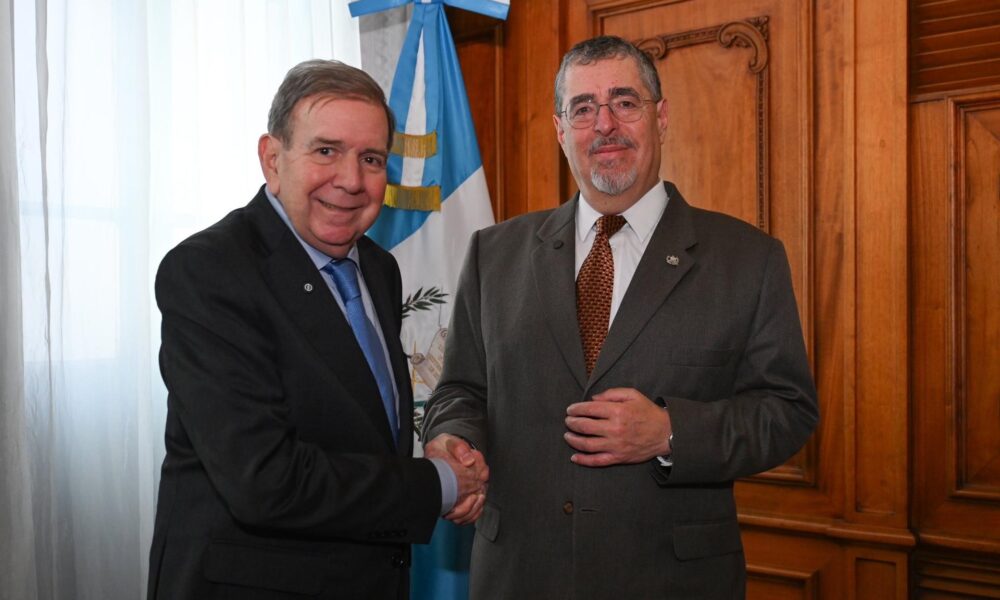 Fotografía cedida por el Gobierno de Guatemala del mandatario guatemalteco, Bernardo Arévalo de León (d), y el líder de la oposición venezolana, Edmundo González Urrutia, durante una reunión este miércoles, en el Palacio Nacional de la Cultura en Ciudad de Guatemala (Guatemala). EFE/ Gobierno de Guatemala