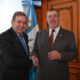 Fotografía cedida por el Gobierno de Guatemala del mandatario guatemalteco, Bernardo Arévalo de León (d), y el líder de la oposición venezolana, Edmundo González Urrutia, durante una reunión este miércoles, en el Palacio Nacional de la Cultura en Ciudad de Guatemala (Guatemala). EFE/ Gobierno de Guatemala