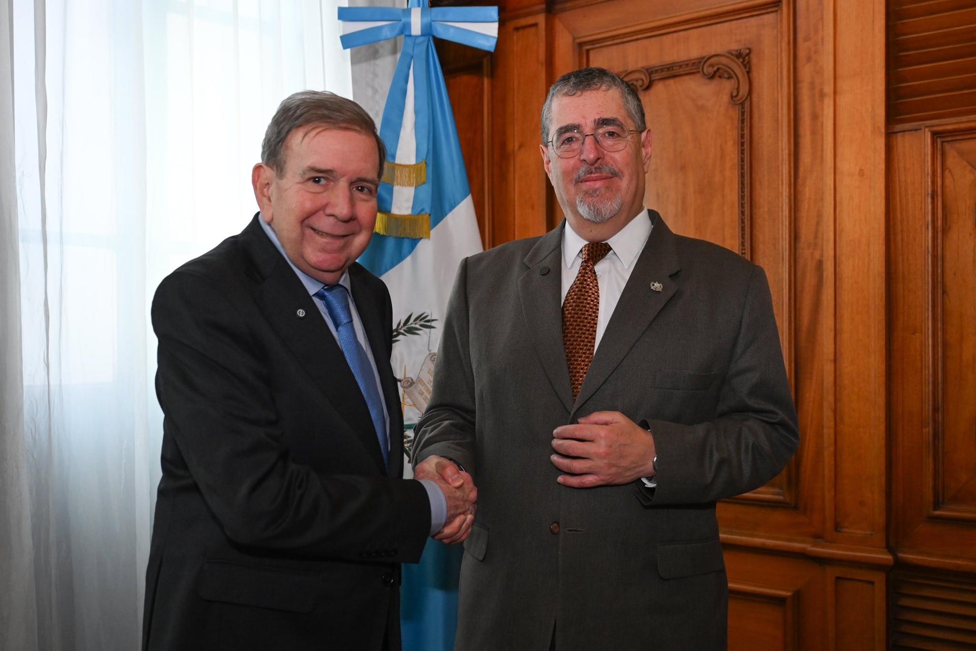 Fotografía cedida por el Gobierno de Guatemala del mandatario guatemalteco, Bernardo Arévalo de León (d), y el líder de la oposición venezolana, Edmundo González Urrutia, durante una reunión este miércoles, en el Palacio Nacional de la Cultura en Ciudad de Guatemala (Guatemala). EFE/ Gobierno de Guatemala