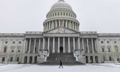 Una persona camina frente al Capitolio de Estados Unidos mientras los legisladores se reúnen para certificar la victoria electoral del presidente electo, Donald Trump, en Washington, DC, EE. UU., el 6 de enero de 2025. EFE/EPA/JIM LO SCALZO