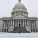 Una persona camina frente al Capitolio de Estados Unidos mientras los legisladores se reúnen para certificar la victoria electoral del presidente electo, Donald Trump, en Washington, DC, EE. UU., el 6 de enero de 2025. EFE/EPA/JIM LO SCALZO