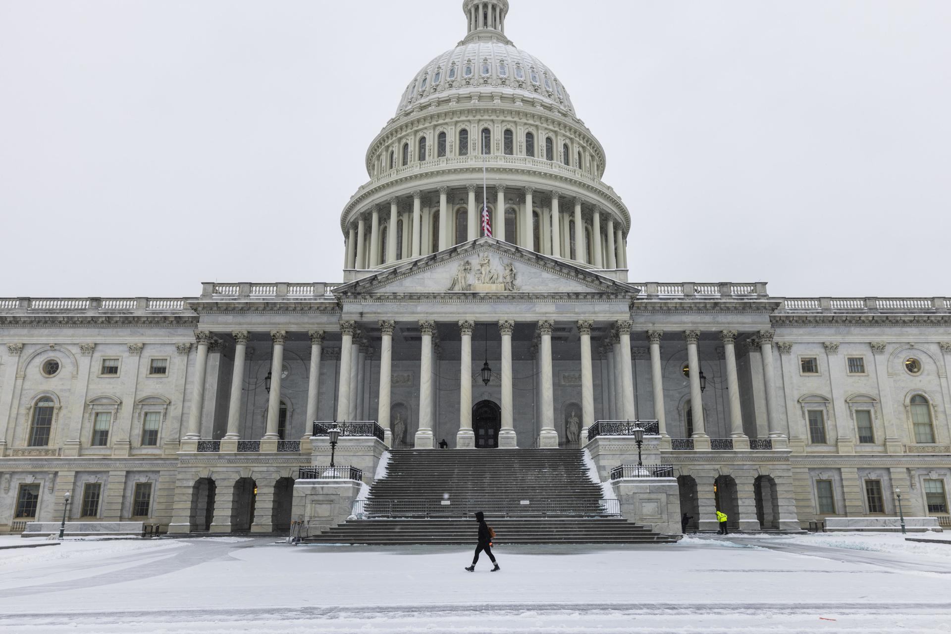 Una persona camina frente al Capitolio de Estados Unidos mientras los legisladores se reúnen para certificar la victoria electoral del presidente electo, Donald Trump, en Washington, DC, EE. UU., el 6 de enero de 2025. EFE/EPA/JIM LO SCALZO